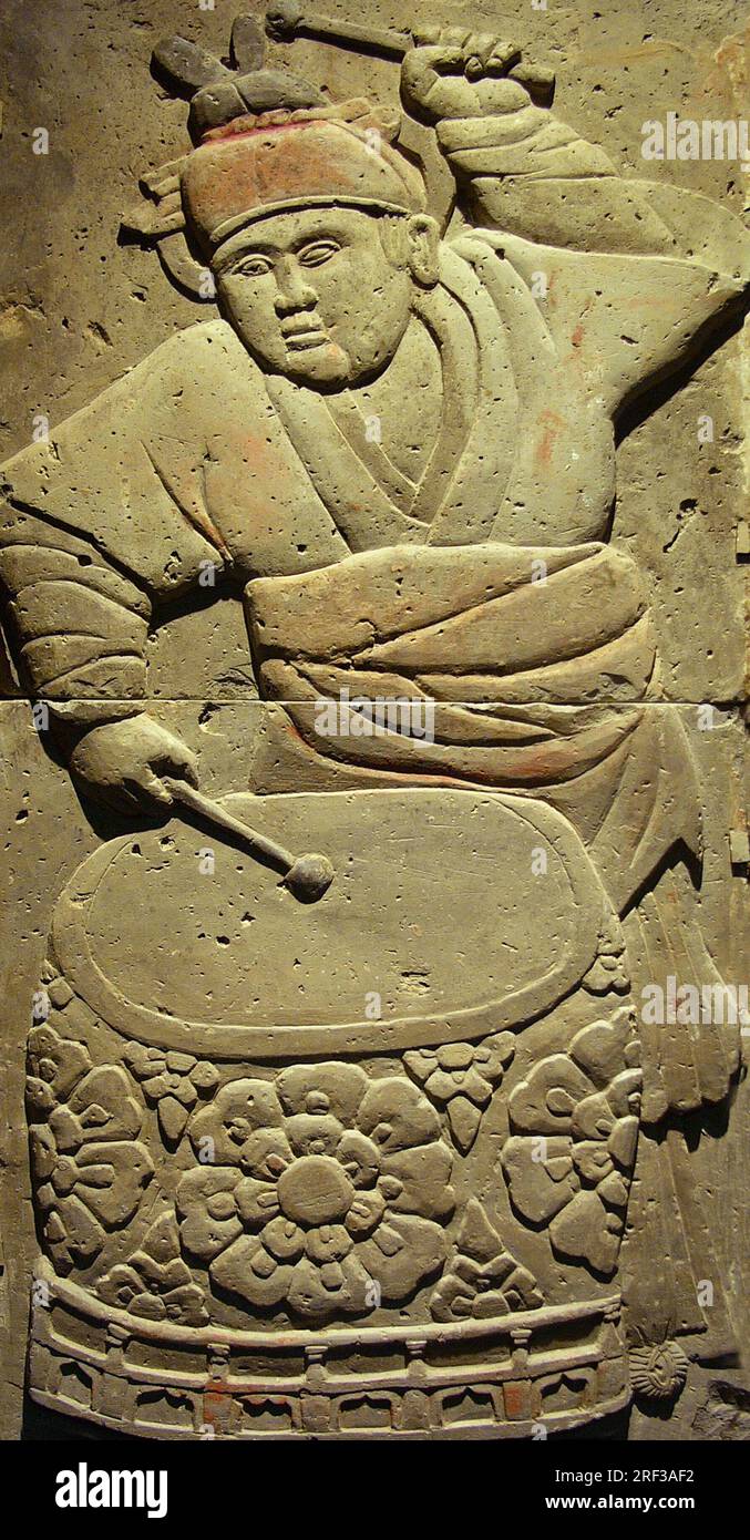 Stele en terre cuite avec musicien, dynastie Tang (618-907), decouverte dans la Province de Shaanxi, Musee de la foret de Steles a Xian. Stockfoto