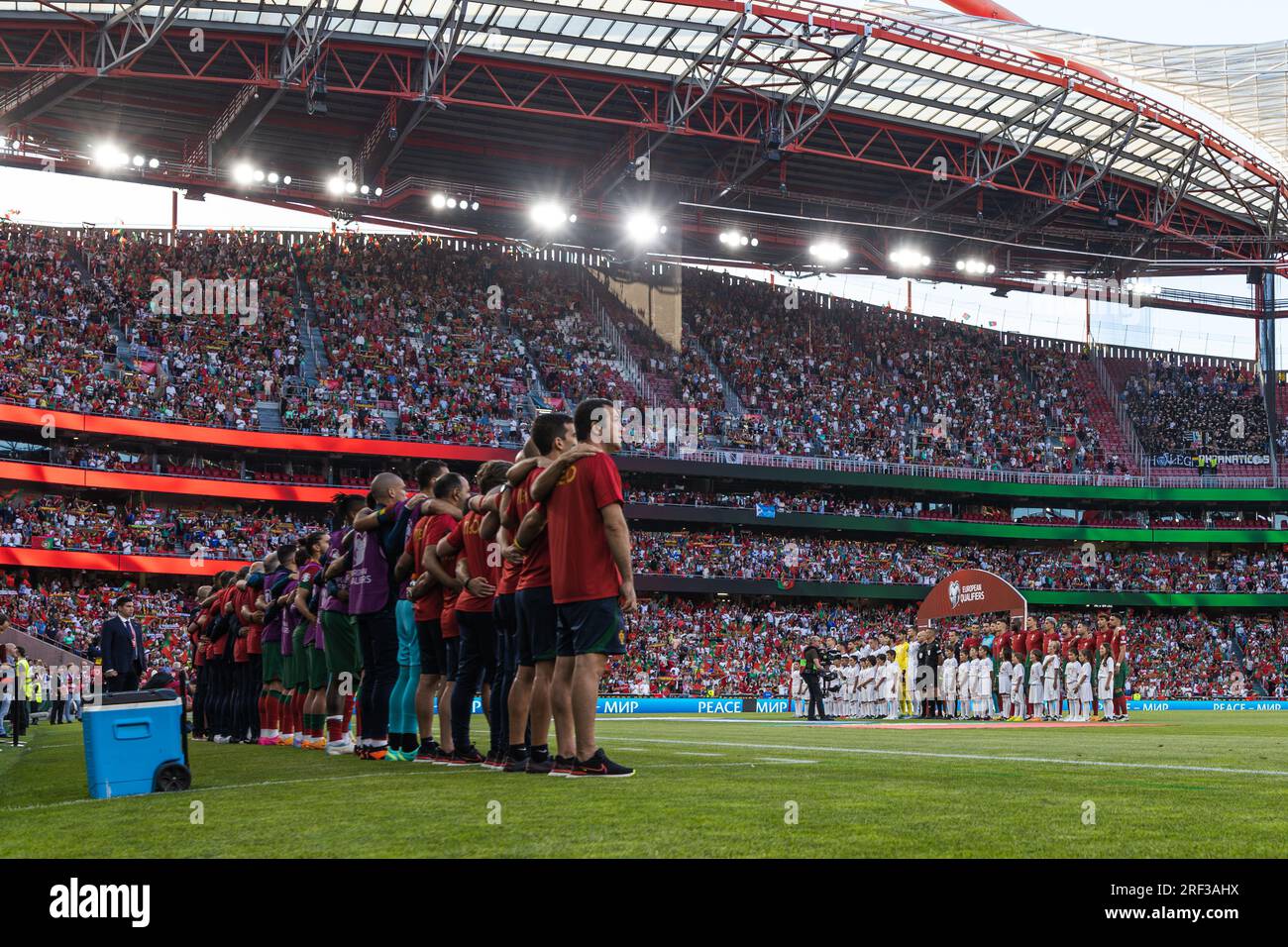 Beide Teams während der Anfänge vor dem UEFA-Qualifikationsspiel zur Euro 2024 zwischen Nationalmannschaften Portugals und Bosnien und Herzegowina im Estadio Da Luz, L Stockfoto