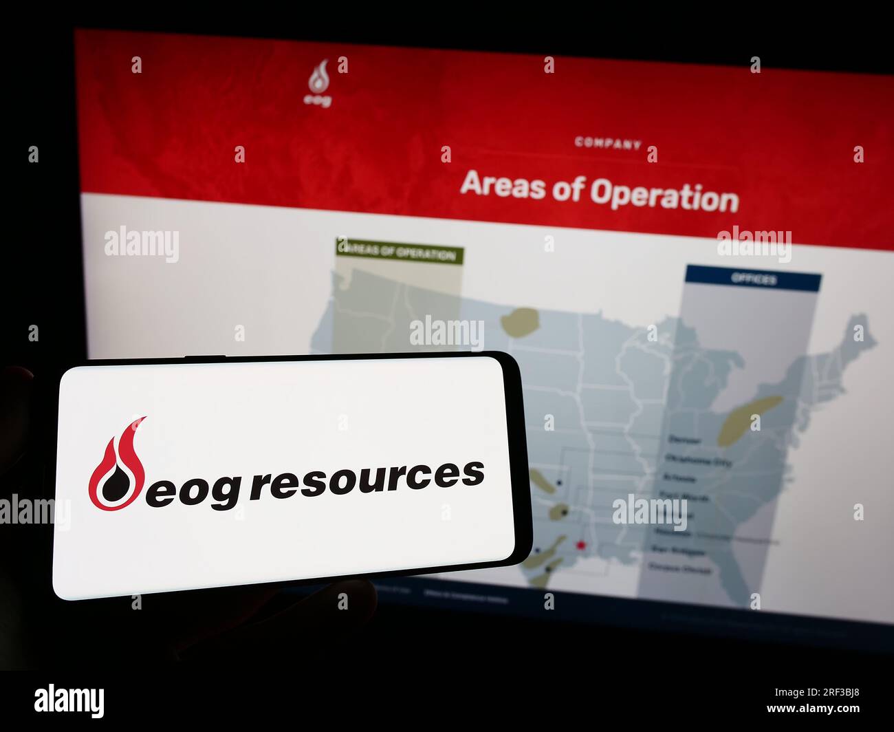 Person, die ein Smartphone mit dem Logo des US-Energieunternehmens EOG Resources Inc. Auf dem Bildschirm vor der Website hält. Konzentrieren Sie sich auf das Display des Telefons. Stockfoto
