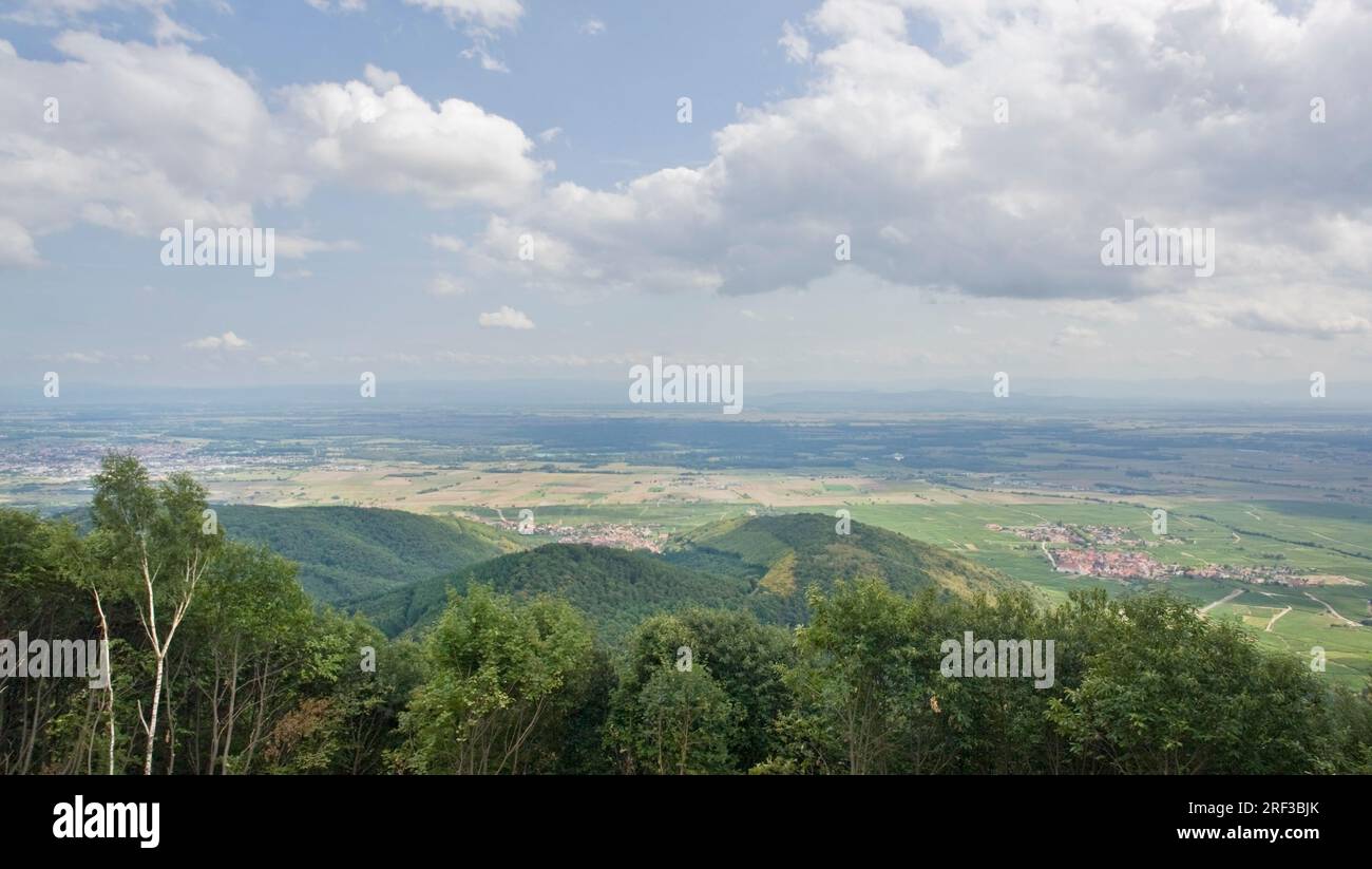 Luftaufnahme um die Burg Haut-Koenigsbourg, eine historische Burg liegt in einer Gegend namens 'Alsace"in Frankreich Stockfoto