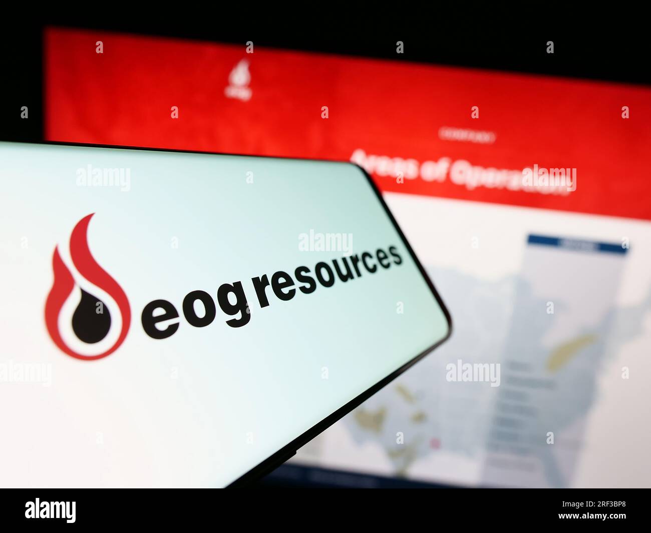 Smartphone mit Logo des amerikanischen Energieunternehmens EOG Resources Inc. Auf dem Bildschirm vor der Business-Website. Fokus auf die Mitte links des Telefondisplays. Stockfoto