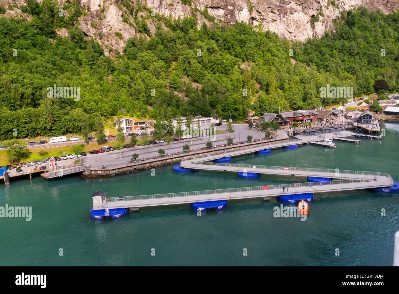 Seawalk 3-Segment beweglicher schwimmender Pier, der 2013 erbaut wurde und vom abfahrenden Kreuzfahrtschiff Geiranger Norway Europe entfernt wurde Stockfoto