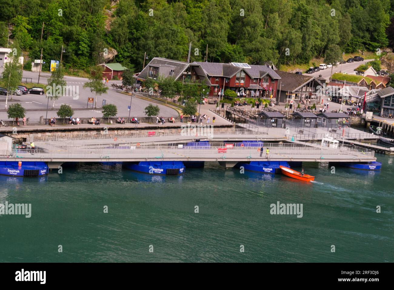 Seawalk 3-Segment beweglicher schwimmender Pier, der 2013 gebaut wurde, wurde gefaltet, nachdem er vom Kreuzfahrtschiff Geiranger Norway Europe abgewandert war Stockfoto