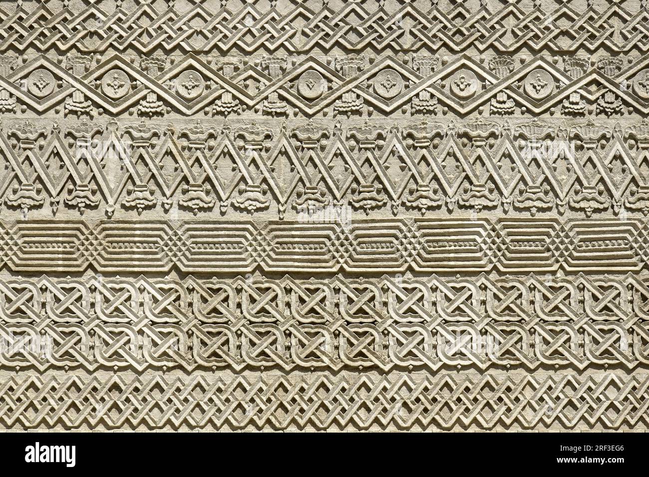 Eingeprägte Muster an der Steinwand eines alten Kirchengebäudes als Hintergrund. Fragment, Detail. Architektonische Merkmale. Nahaufnahme. Selecti Stockfoto Eingeprägte Muster an der Steinwand eines alten Kirchengebäudes als Hintergrund. Fragment, Detail. Architektonische Merkmale. Nahaufnahme. Selecti Stockfoto