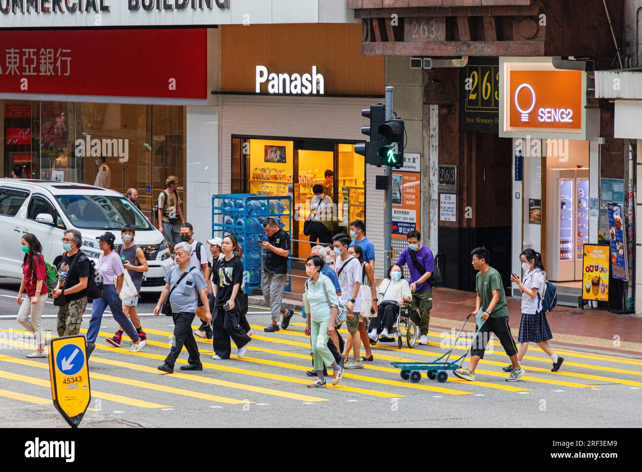 Fußgänger überqueren die Straßenkreuzung in Wanchai, Hongkong, SAR, China Stockfoto