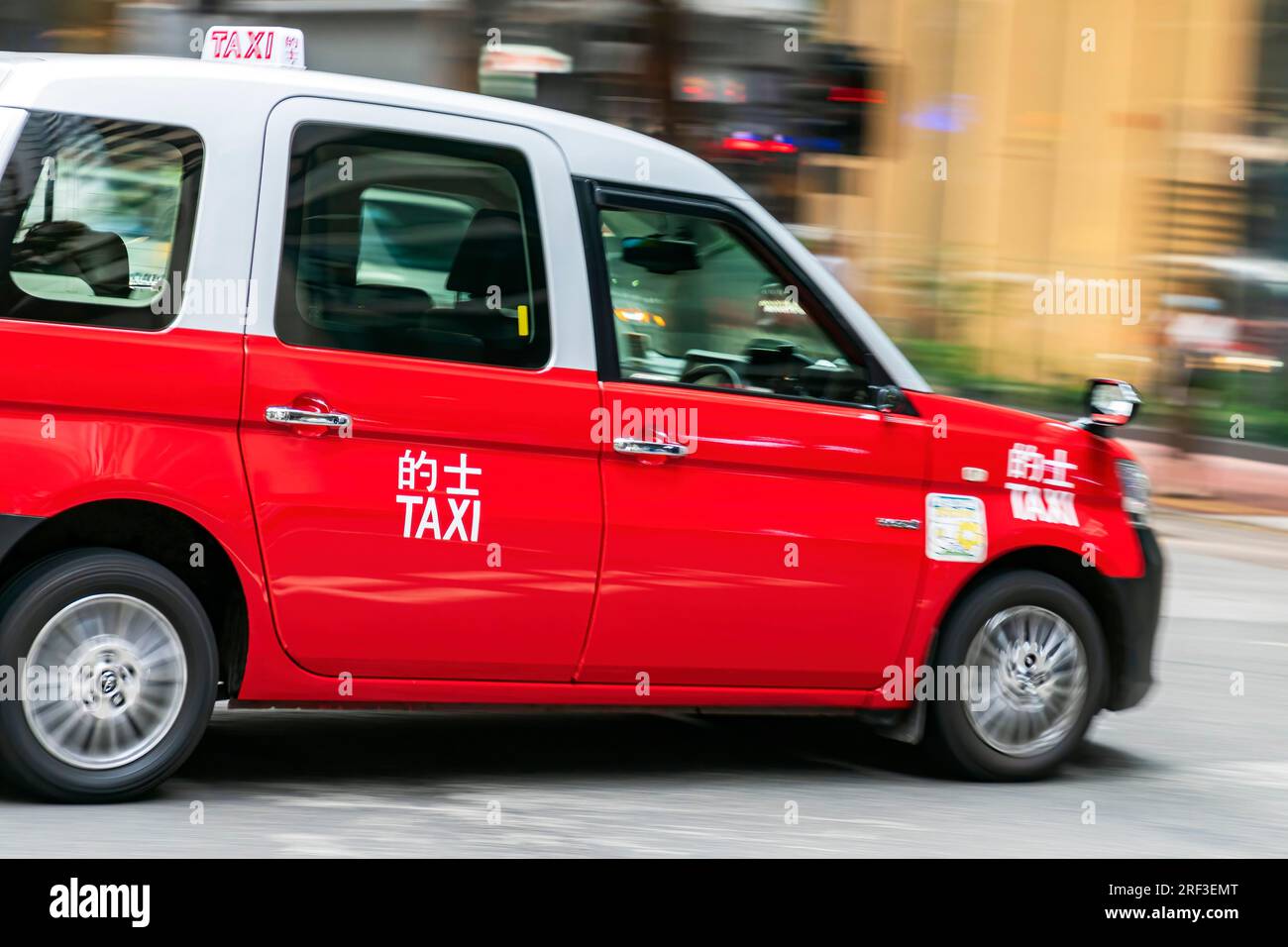 Toyota Comfort Hybrid Taxi in Motion, Wanchai, Hongkong, SAR, China Stockfoto