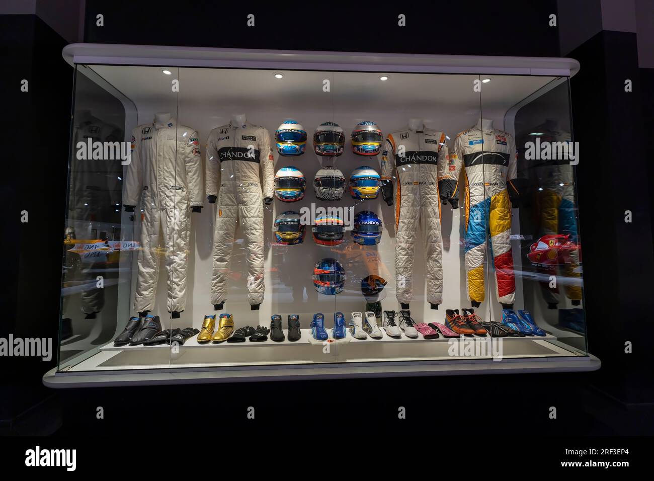 Trikots, die Fernando Alonso in seiner letzten Etappe im McLaren F1-Team verwendet hat. Foto wurde am 16. Mai 2023 im Fernando Alonso Museum in Spanien aufgenommen. Stockfoto