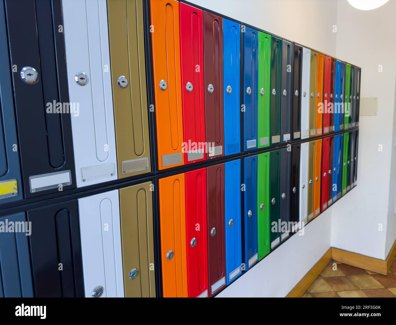 Nahaufnahme von bunten Briefkästen im Apartmentgebäude Stockfoto