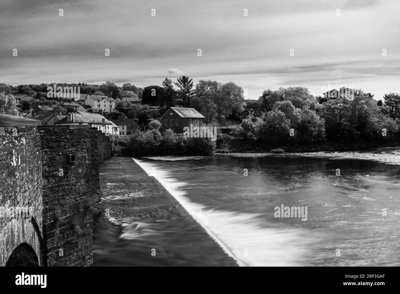 Blick von der Crickhowell Bridge aus dem 18. Jahrhundert über den Fluss Usk und Wehr. Powys Wales UK. Mai 2023 Stockfoto