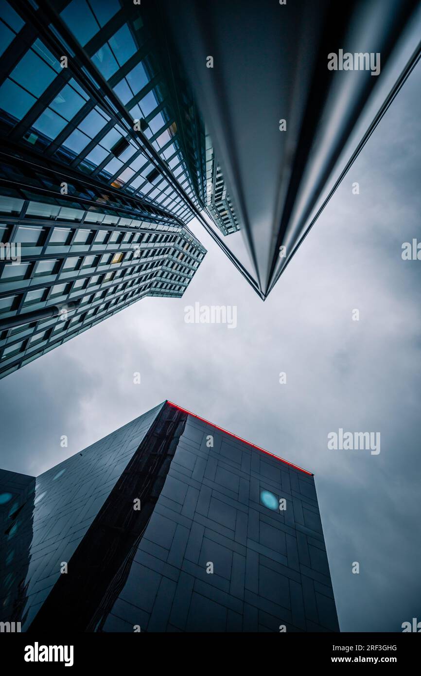 Moderne Strukturen Formen die Skyline von Hamburg - Eine visuelle Odyssee durch zeitgenössische urbane Meisterwerke Stockfoto
