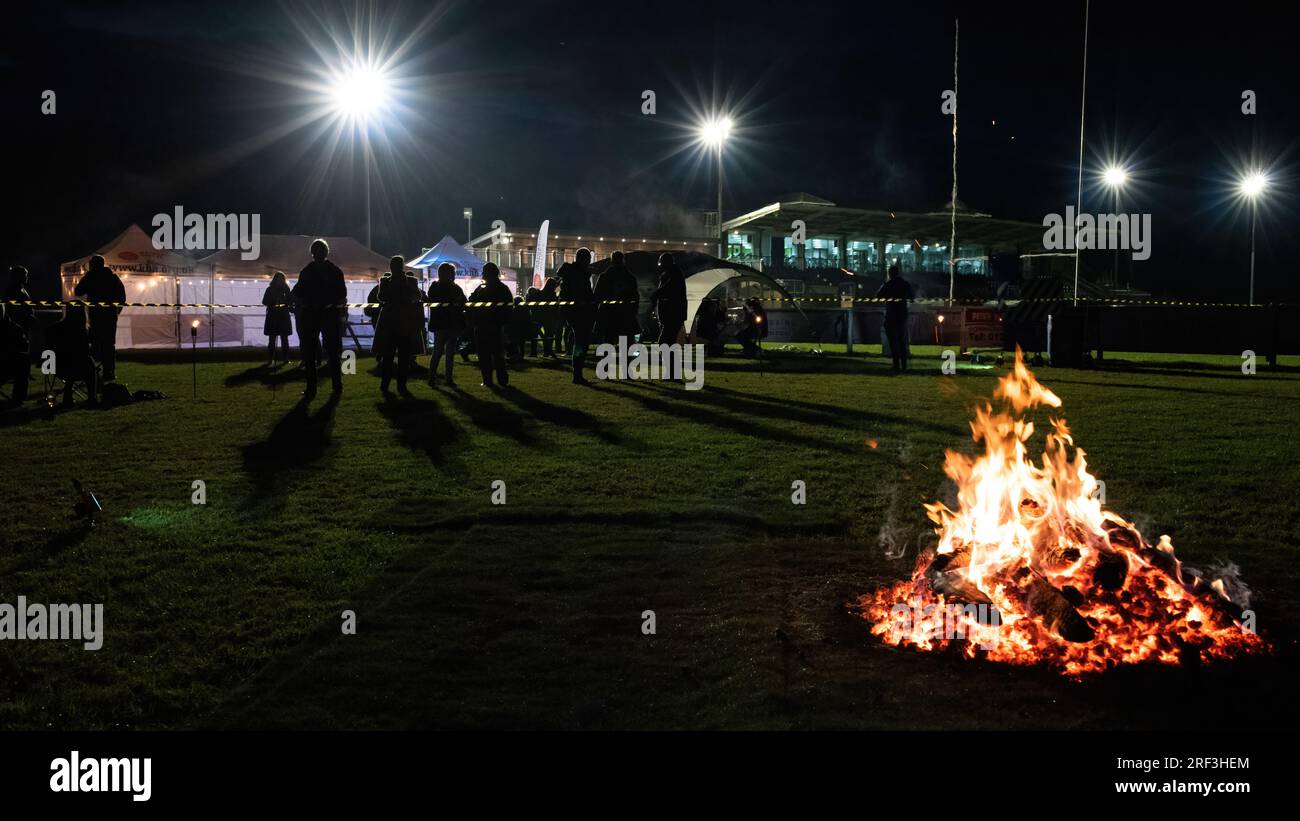 Feuerheizkohlen in Vorbereitung auf die Spendenaktion Katharine House Hospice Fire Walk, die am 17. September 2021 in Banbury stattfindet. Stockfoto