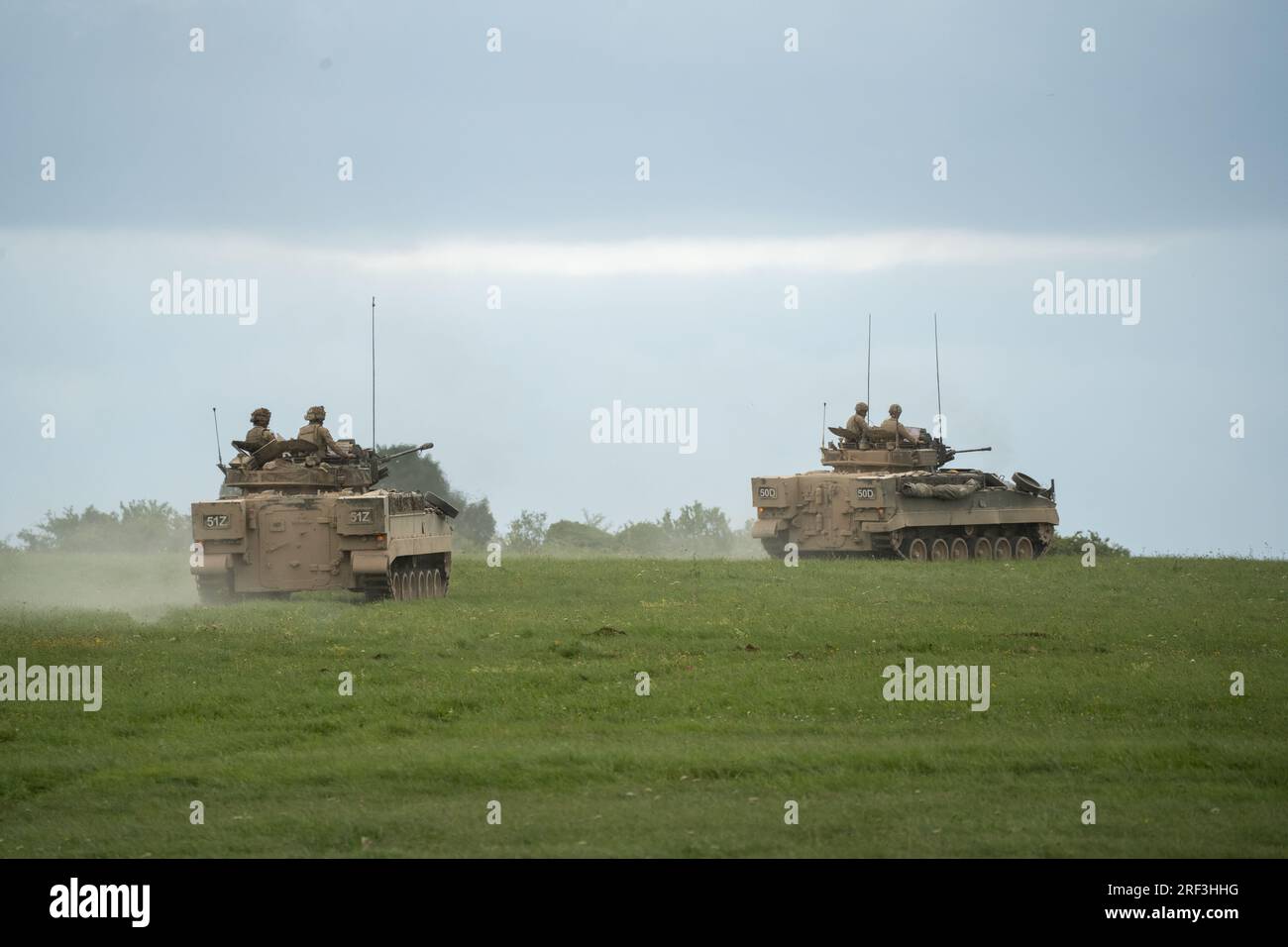 Abschleppen von British Army Warrior FV510, leichte Infanterie, die Panzer von Fahrzeugen in Aktion auf einer Militärübung in Salisbury Plain, Wiltshire UK Stockfoto