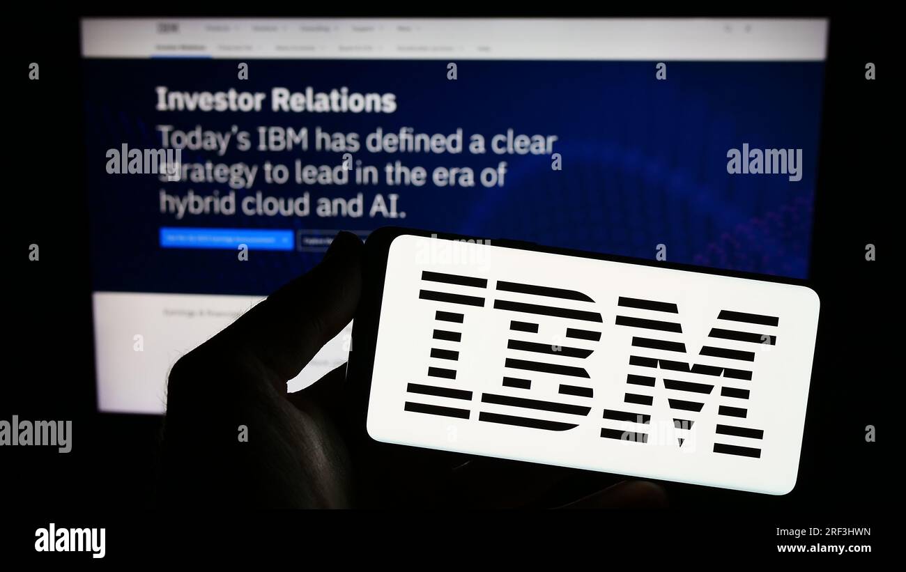 Person, die ein Smartphone mit dem Logo der International Business Machines Corporation (IBM) auf dem Bildschirm vor der Website hält. Konzentrieren Sie sich auf das Display des Telefons. Stockfoto