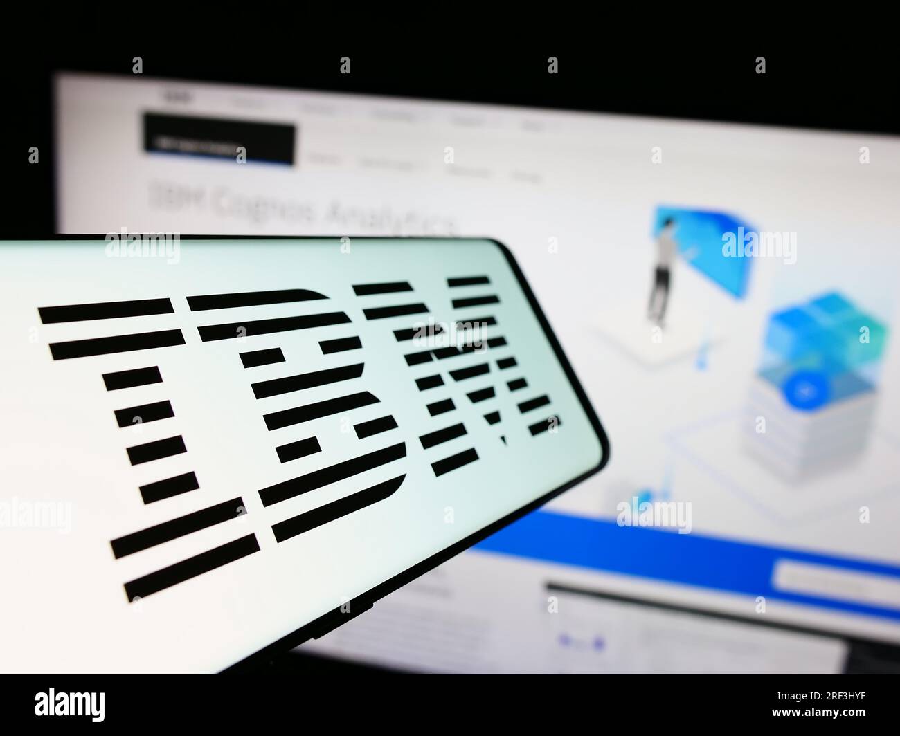 Handy mit Logo der International Business Machines Corporation (IBM) auf dem Bildschirm vor der Website. Fokus auf die Mitte links des Telefondisplays. Stockfoto
