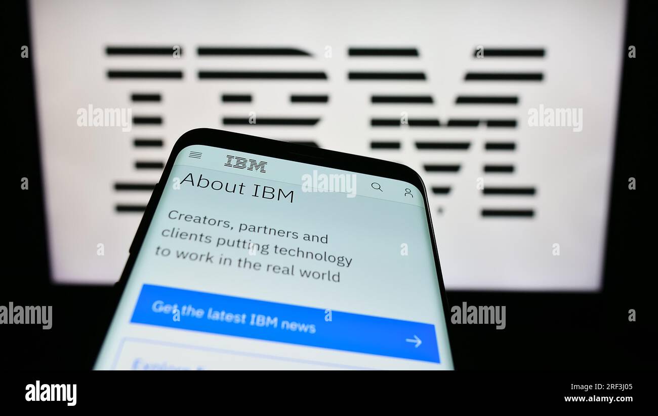 Mobiltelefon mit Webseite der International Business Machines Corporation (IBM) auf dem Bildschirm vor dem Logo. Fokus auf oberer linker Seite des Telefondisplays. Stockfoto