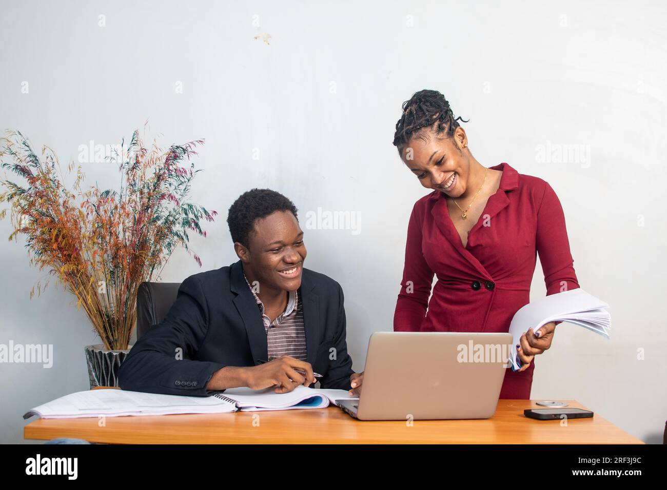 Zwei afrikanische Geschäftskollegen, die im Büro zusammenarbeiten Stockfoto
