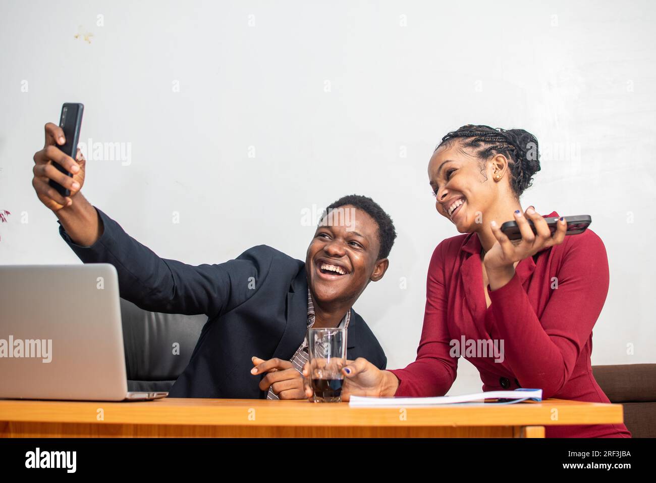 Geschäftskollegen machen ein Selfie im Büro Stockfoto