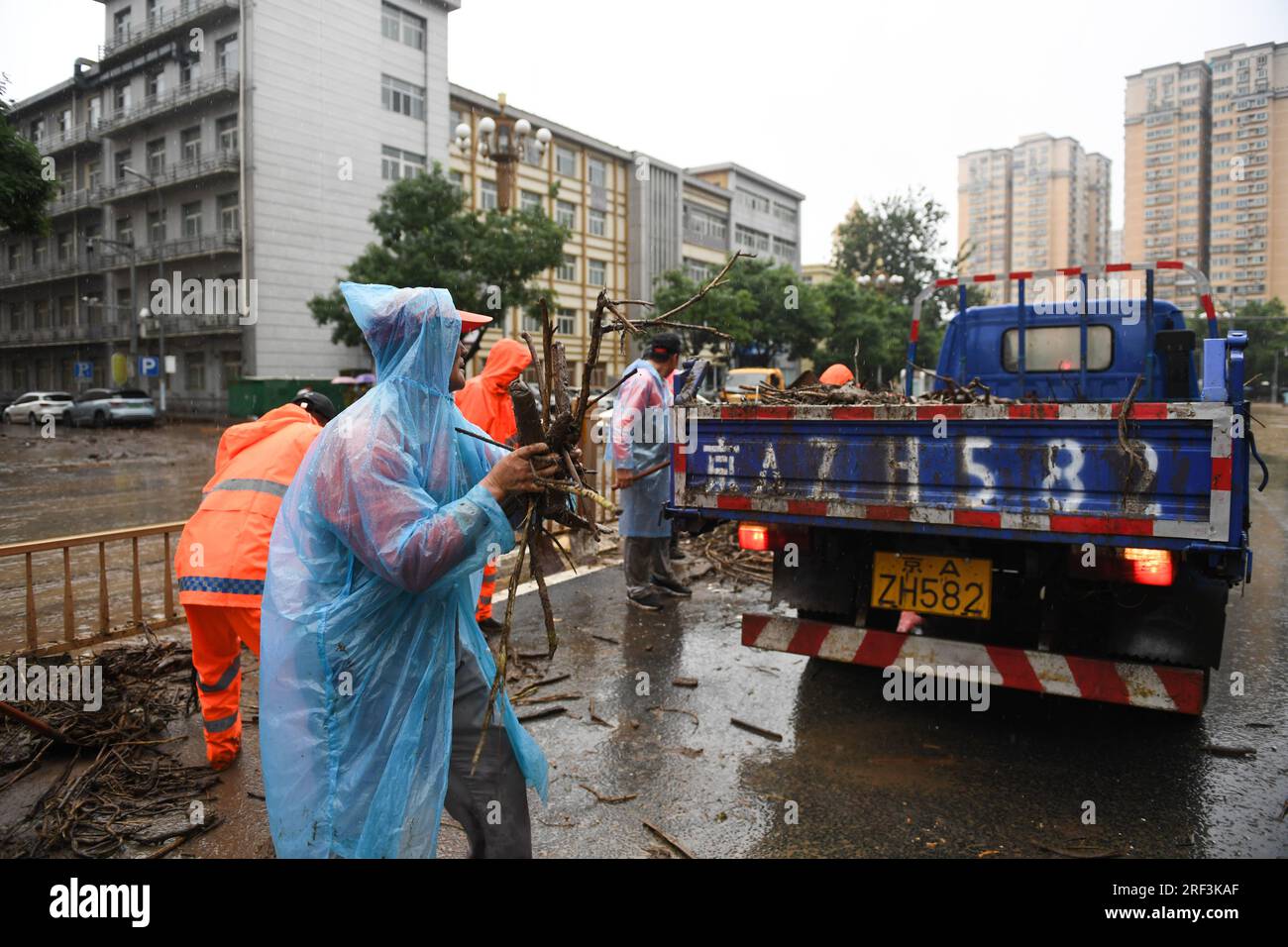 Peking, China. 31. Juli 2023. Sanitäre Arbeiter säubern eine Straße im überschwemmten Mentougou-Bezirk von Peking, Hauptstadt von China, 31. Juli 2023. Bis 4 Uhr Am Montag hatte die chinesische Hauptstadt 40 Stunden ununterbrochenen Regen erlebt. Die Daten zeigen, dass es ab 8 Uhr ist Samstag bis 3 Uhr Montag betrug die durchschnittliche Niederschlagsmenge in Peking 193,4 mm, wobei die maximale Niederschlagsmenge an einem malerischen Ort im Bezirk Mentougou 580 mm überstieg. Kredit: Ju Huanzong/Xinhua/Alamy Live News Stockfoto
