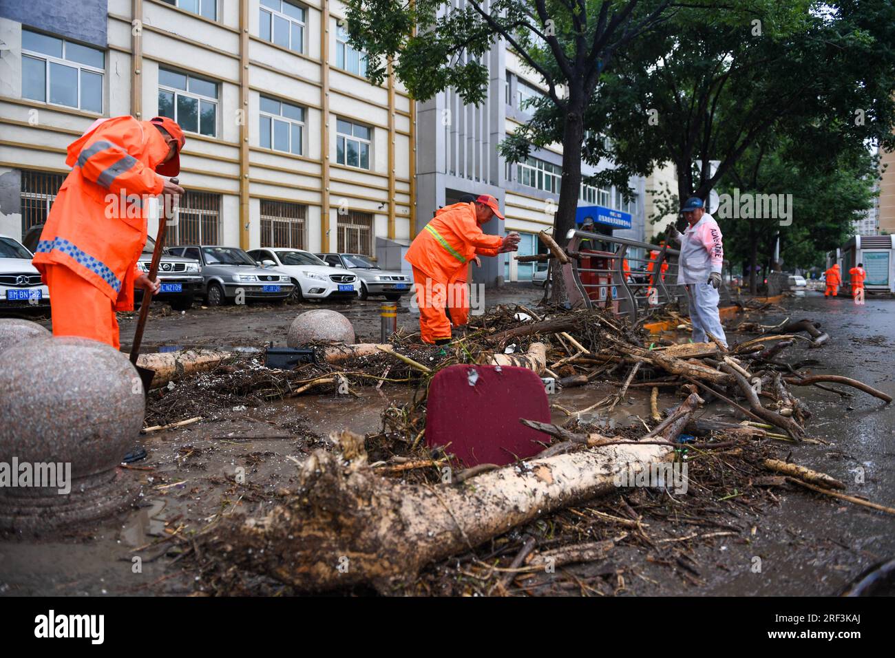 Peking, China. 31. Juli 2023. Sanitäre Arbeiter säubern eine Straße im überschwemmten Mentougou-Bezirk von Peking, Hauptstadt von China, 31. Juli 2023. Bis 4 Uhr Am Montag hatte die chinesische Hauptstadt 40 Stunden ununterbrochenen Regen erlebt. Die Daten zeigen, dass es ab 8 Uhr ist Samstag bis 3 Uhr Montag betrug die durchschnittliche Niederschlagsmenge in Peking 193,4 mm, wobei die maximale Niederschlagsmenge an einem malerischen Ort im Bezirk Mentougou 580 mm überstieg. Kredit: Ju Huanzong/Xinhua/Alamy Live News Stockfoto