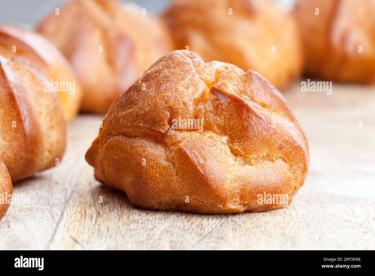 Luftcreme-Kekse in kleinen Größen, weiche Kekse aus Mehl und Eiern, köstliches Gebäck, hohl im Inneren für Füllungen Stockfoto