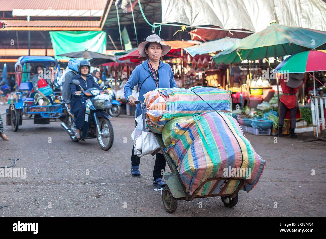 Pakse, Laos, 24. November 2017: Menschen auf dem lokalen Markt in Pakse, Laos am 24. November 2017. Stockfoto