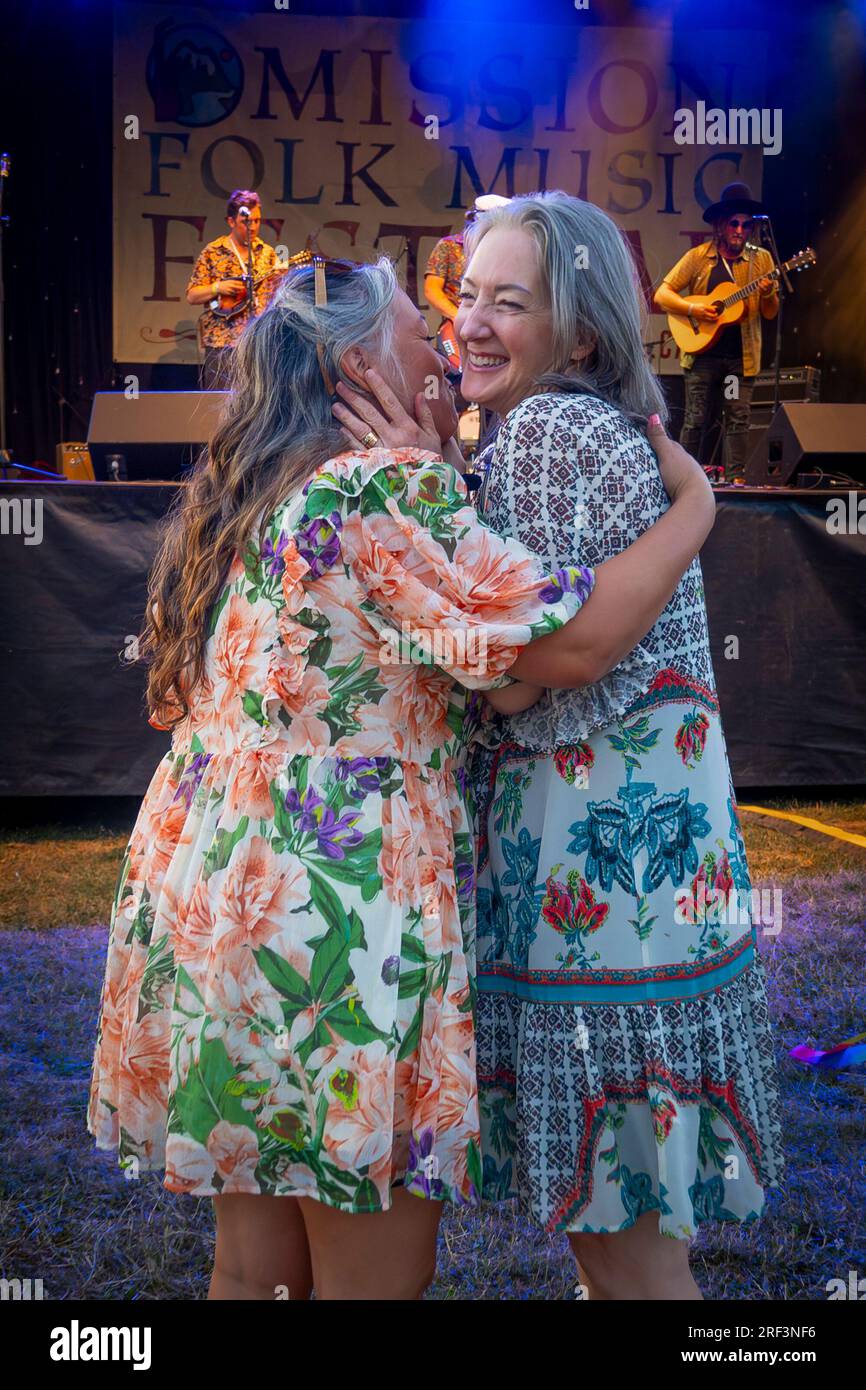 Frauen tanzen zu Kentucky Eileen Band, Mission Folk Music Festival, Mission, British Columbia, Kanada Stockfoto