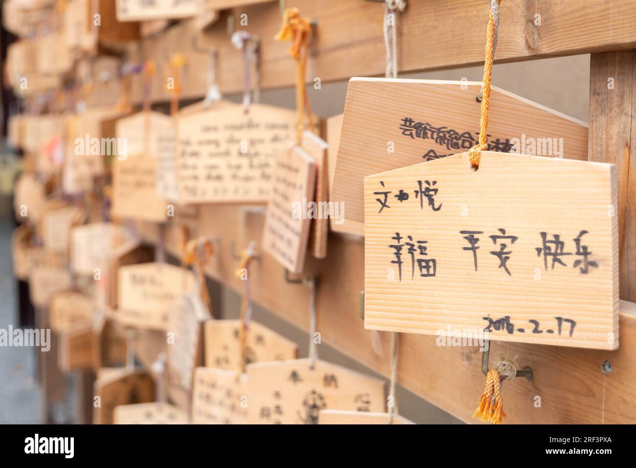 Weißbuch-Krawattenknoten in Tokio und Kyoto Japan Schrein Tempel Touristik wünscht und betet für Glück, Symbol des Glaubens und der spirituellen Kultur des Asienbuddhismus Stockfoto