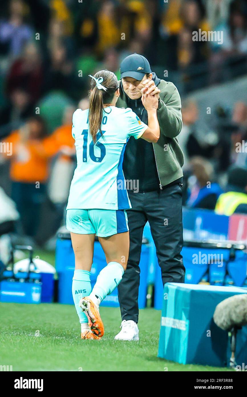 Brisbane, Queensland, Australien. 31. Juli 2023. MELBOURNE, AUSTRALIEN - JULI 31: Tony Gustavsson, Cheftrainer von Australien Matildas begrüßt Hayley RASO von Australien, während Australien am 31. Juli 2023 bei der FIFA Women's World Cup Australien & Neuseeland 2023 im Melbourne Rectangular Stadium spielt (Kreditbild: © Chris Putnam/ZUMA Press Wire) – NUR REDAKTIONELLE VERWENDUNG! Nicht für den kommerziellen GEBRAUCH! Stockfoto