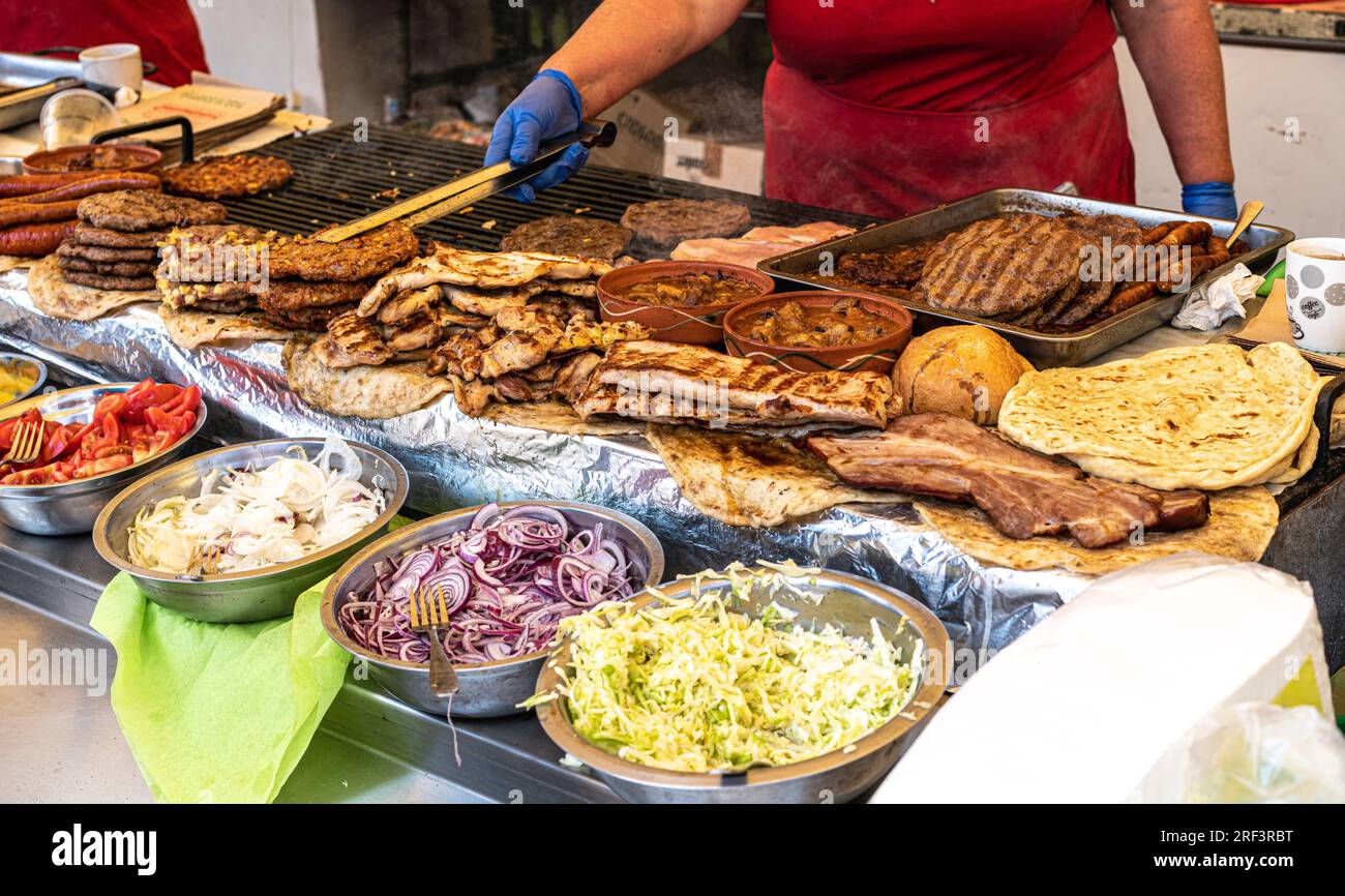 Serbische traditionelle Küche Street Food, gegrilltes Fleisch, Pasteten, Burger, Würstchen, Kochen Stockfoto