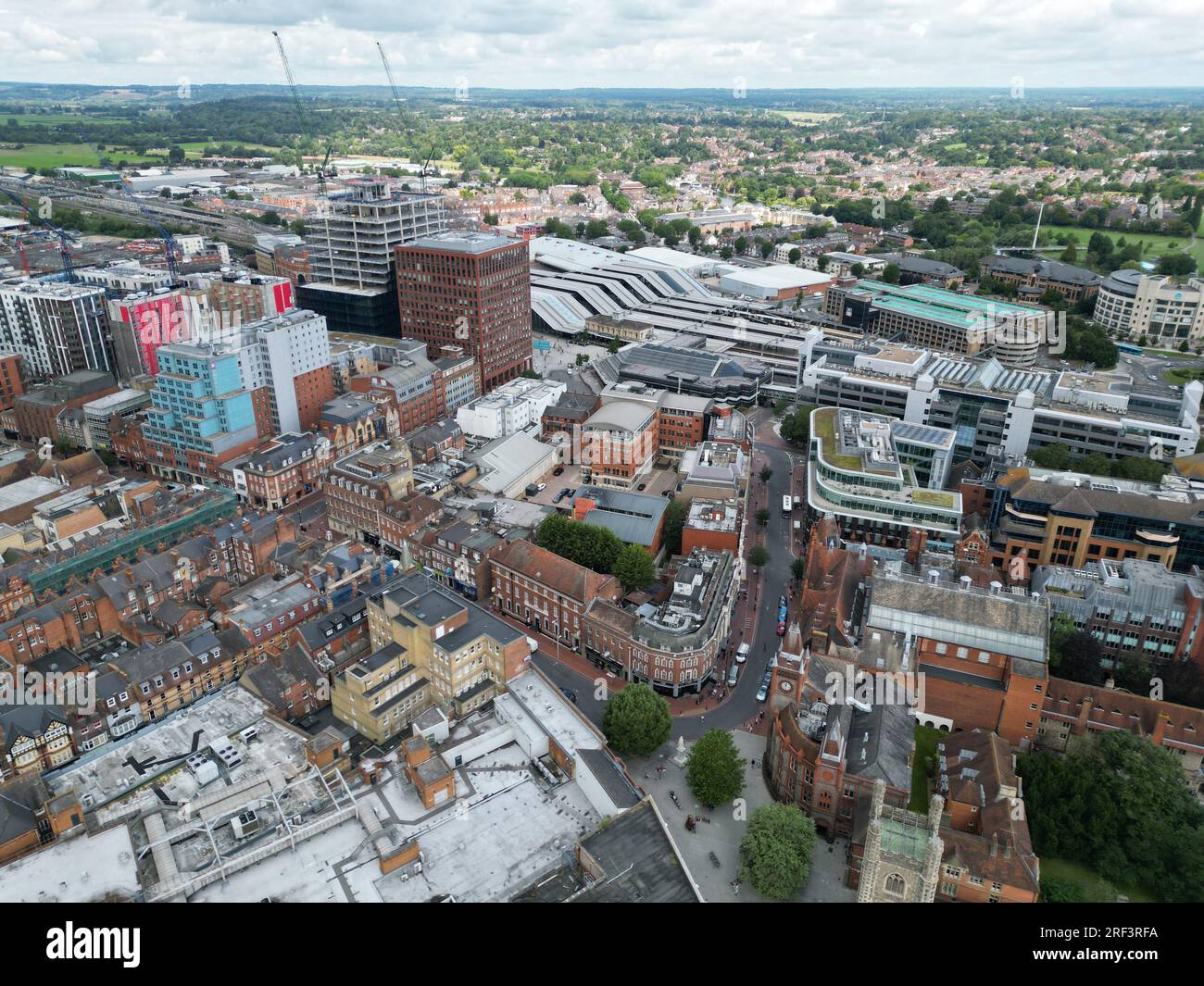 Lektüre der Geschäfte im Stadtzentrum und Wohnsitz der Berkshire UK Drohne, Antenne Stockfoto