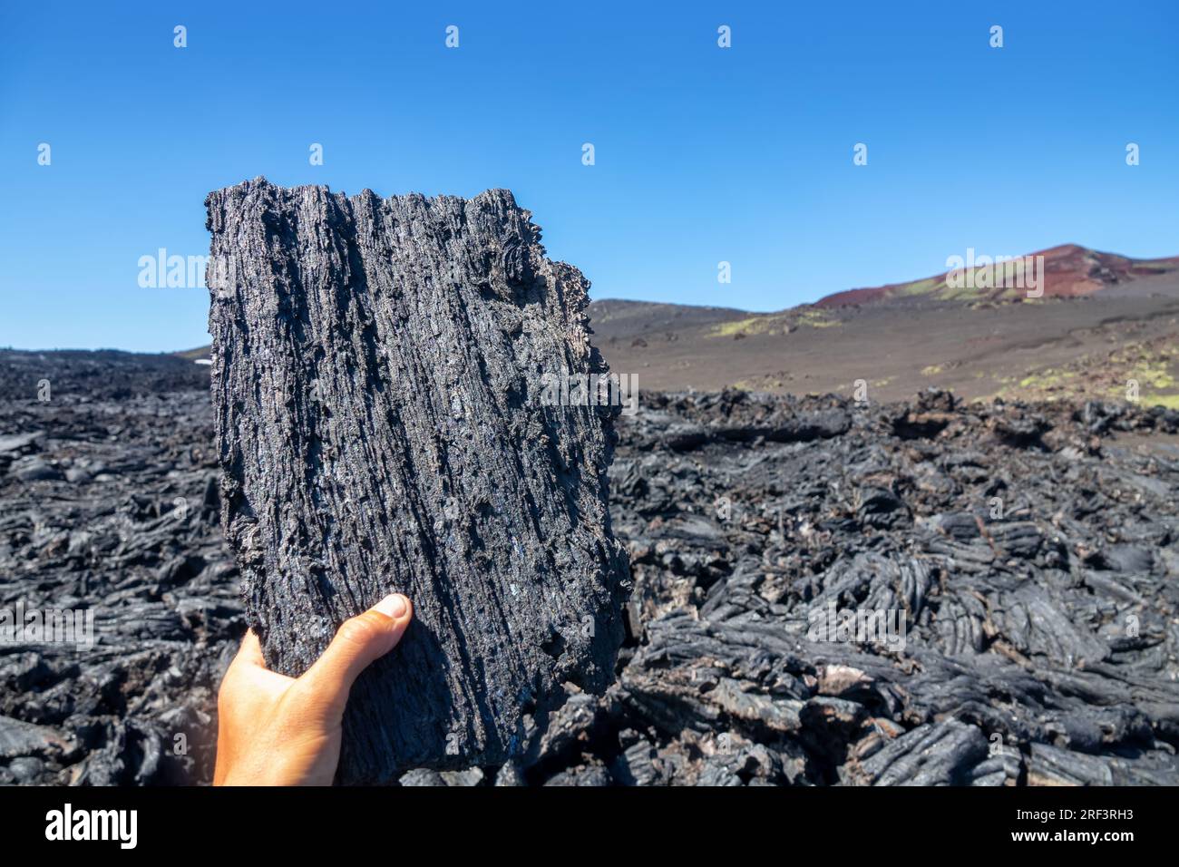 Eine Vielzahl von Formen basaltverfestigter Lava (Klinker, Block-Lava): hawaiianisch ist die wichtigste Lavaart (aa-Lava). Viskose Lava-Probe in den Händen des r Stockfoto