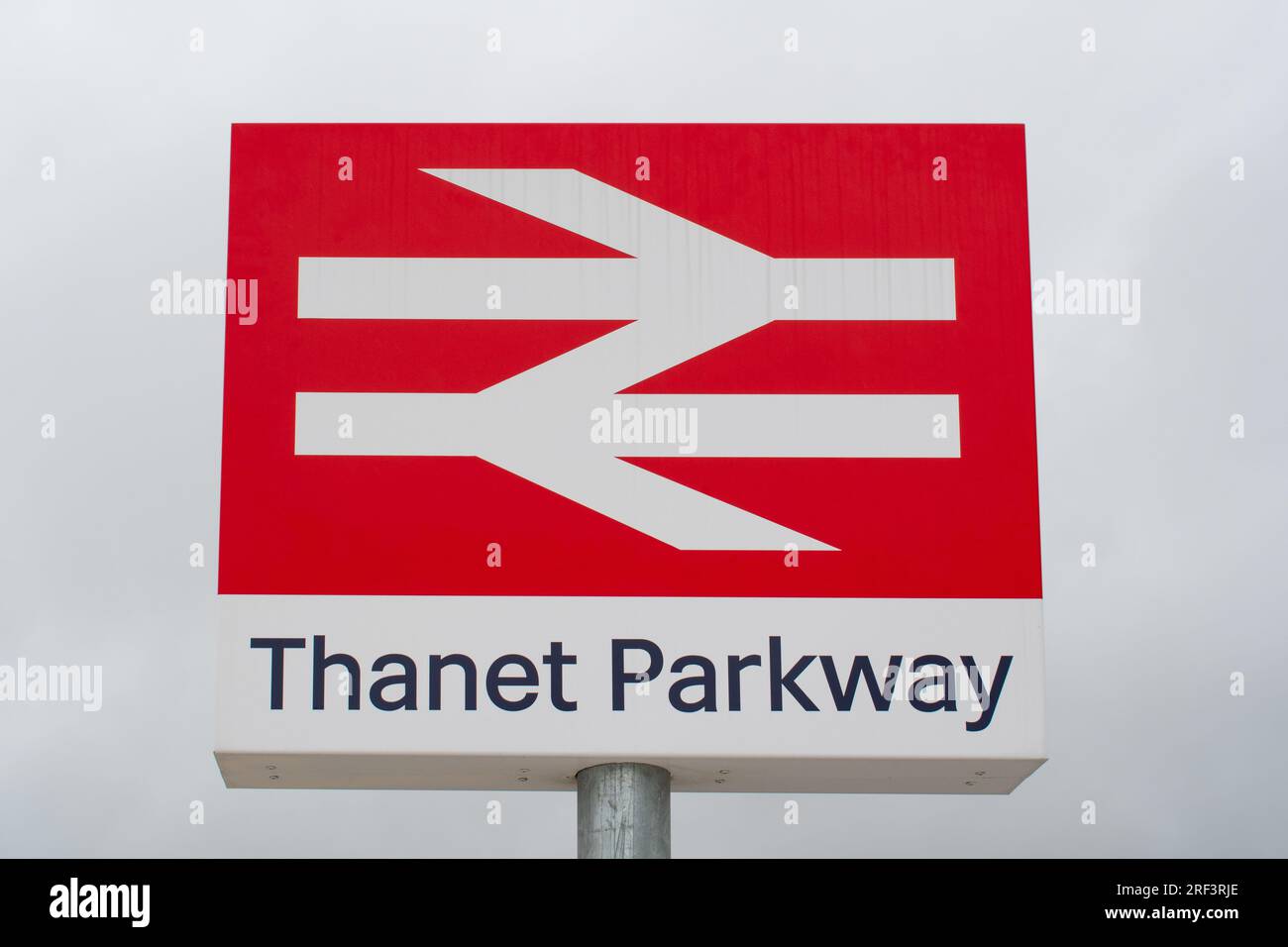 Thanet Parkway National Rail Beschilderung am neu eröffneten Bahnhof Thanet Parkway in Kent. Stockfoto