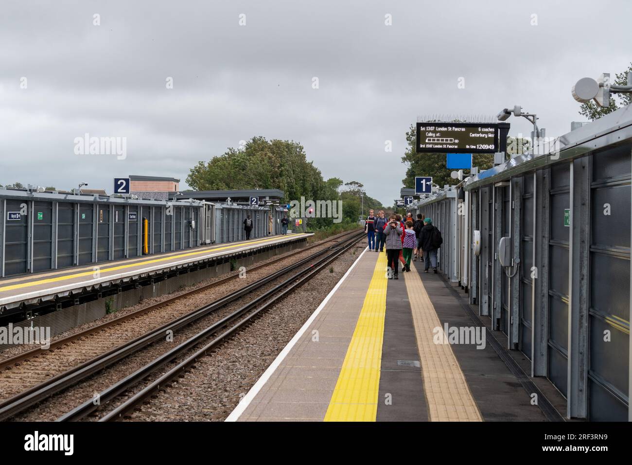 Bahnsteige 1 und 2 am neu eröffneten Bahnhof Thanet Parkway in Kent. Stockfoto