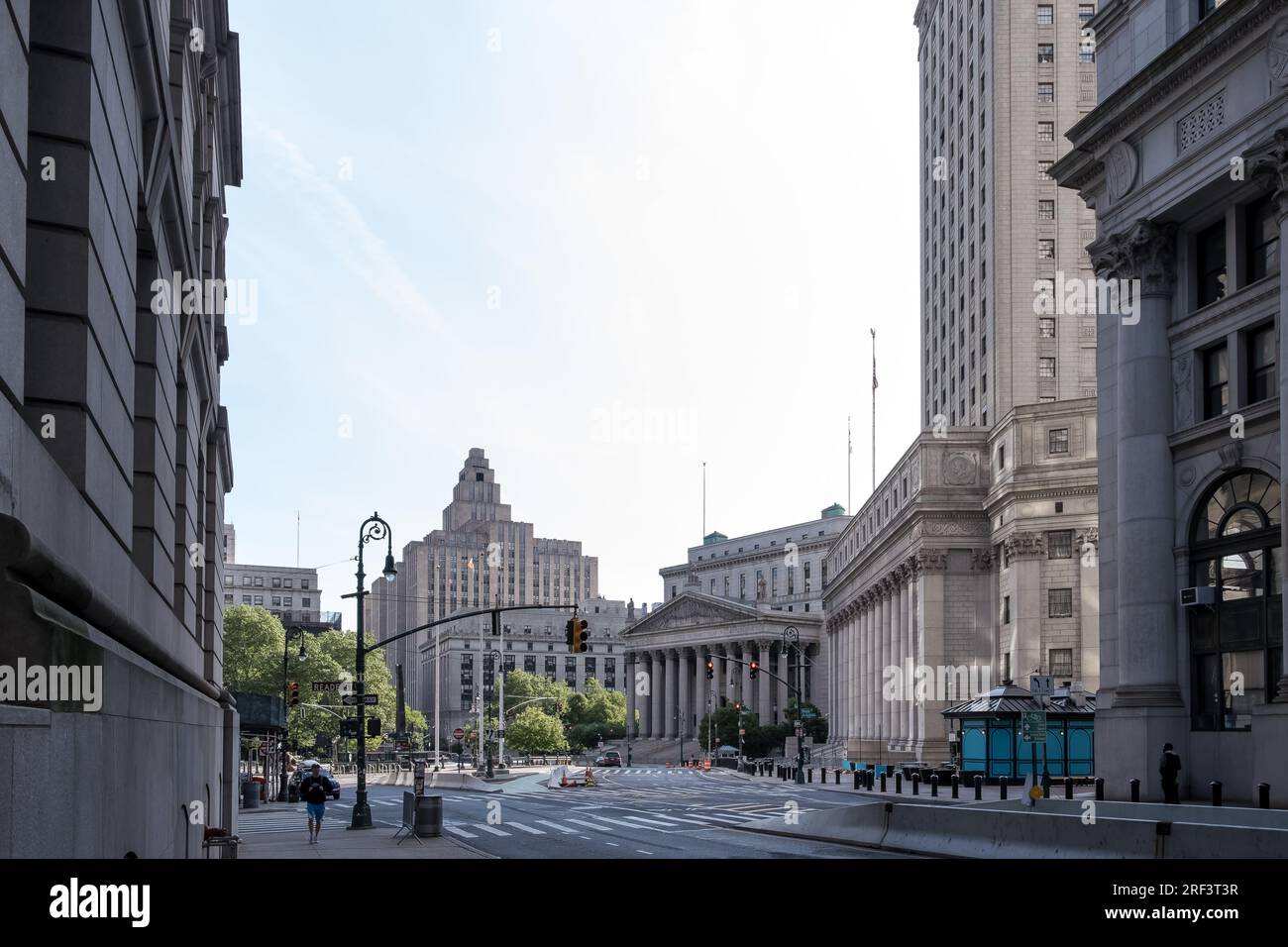 Blick auf den Foley Square, eine Straßenkreuzung im Civic Center von Lower Manhattan, New York City, mit Thomas Paine Park Stockfoto