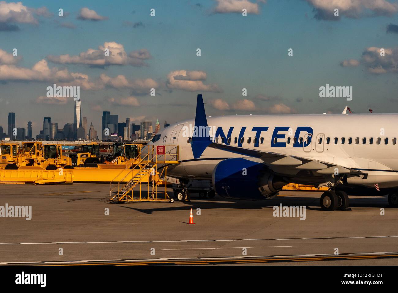 9/27/2022: Newark, New Jersey, USA - Ein United Airlines Jet lädt am Newark Liberty Airport mit der Skyline von New York City im Hintergrund auf die Landebahn Stockfoto