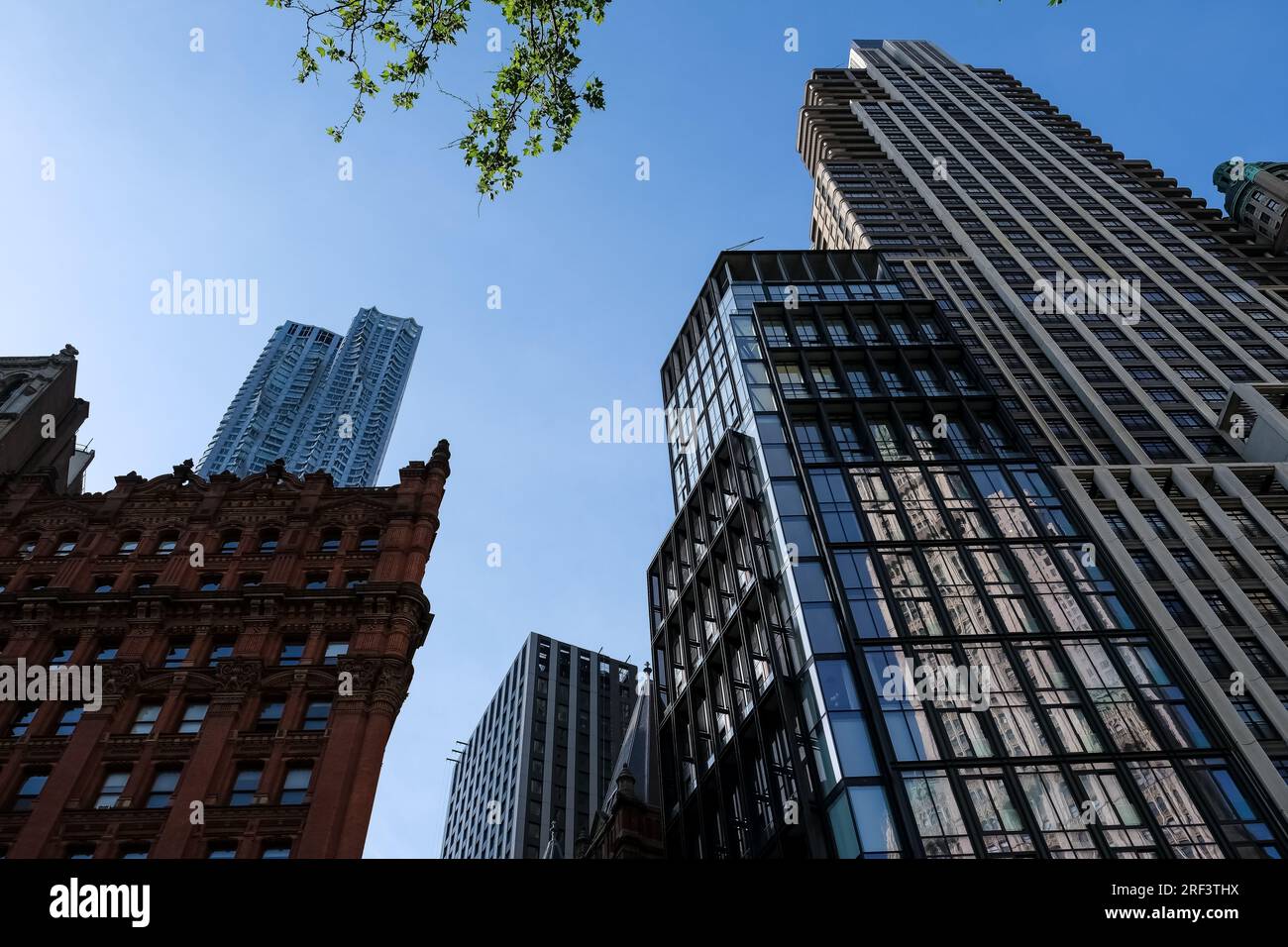 Blick auf Lower Manhattan vom City Hall Park im Civic Center zwischen Broadway, Park Row und Chambers Street, New York City Stockfoto