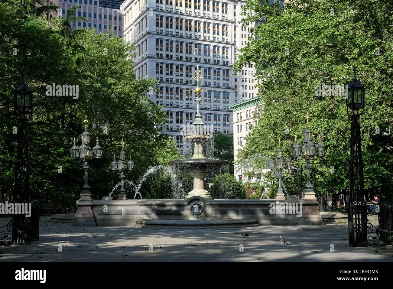 Blick auf den Jacob Wrey Mould Fountain im City Hall Park, einem öffentlichen Park rund um die New York City Hall im Civic Center von Manhattan Stockfoto