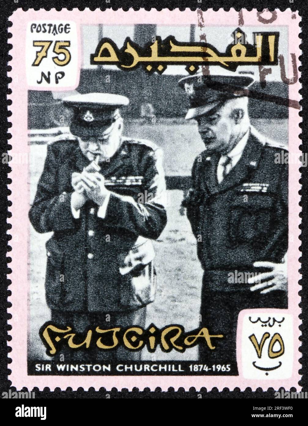 FUJEIRA - CA. 1966: Ein in Fujeira gedruckter Stempel zeigt Sir Winston Spencer Churchill mit General Eisenhower in WII, ca. 1966 Stockfoto