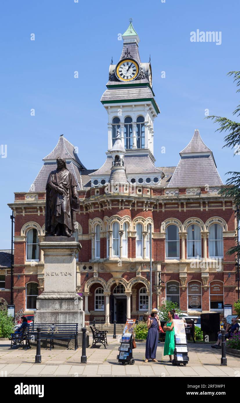 Grantham Lincolnshire Isaac Newton Statue und Grantham Guildhall Gemeindegebäude auf St. Peter's Hill Grantham Lincolnshire England Großbritannien GB Europa Stockfoto