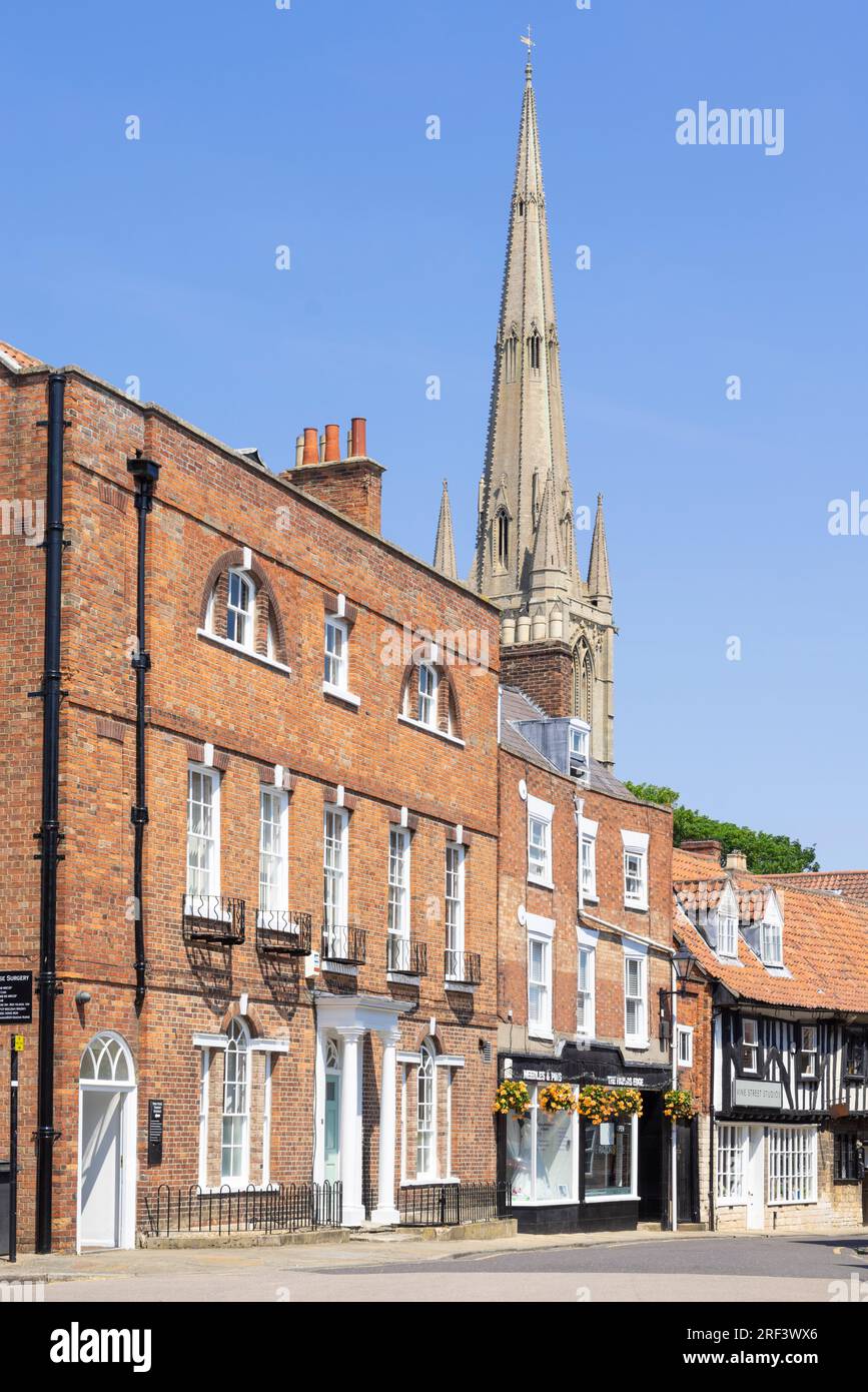 Grantham Vine Street Grantham mit dem Blue Pig Pub und Blick auf die St. Wulframs Church Spire Grantham South Kesteven Lincolnshire England GB Europa Stockfoto