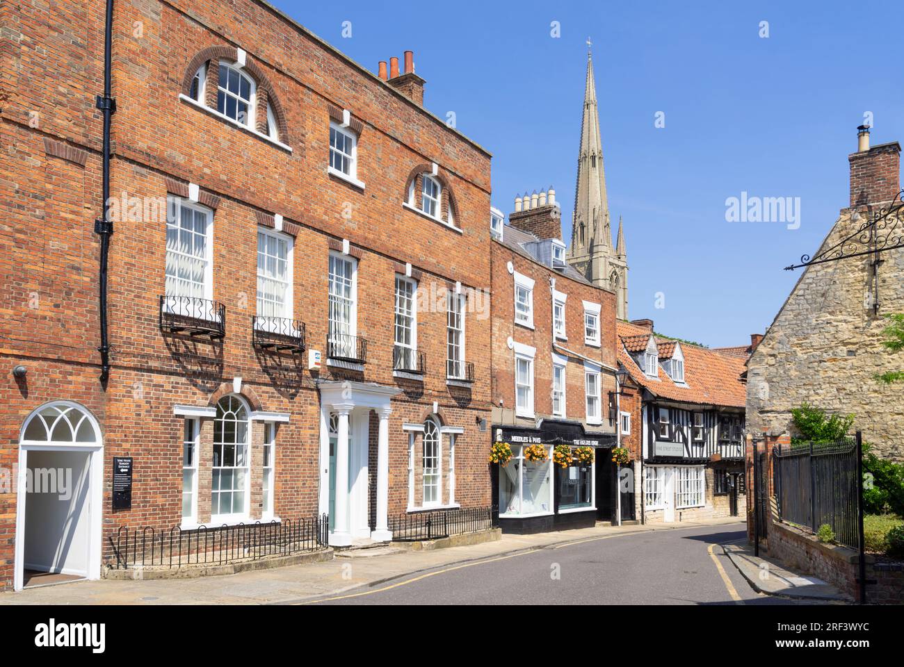 Grantham Vine Street Grantham mit dem Blue Pig Pub und Blick auf die St. Wulframs Church Spire Grantham South Kesteven Lincolnshire England GB Europa Stockfoto