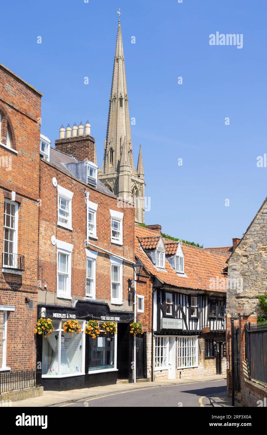 Grantham Vine Street Grantham mit dem Blue Pig Pub und Blick auf die St. Wulframs Church Spire Grantham South Kesteven Lincolnshire England GB Europa Stockfoto