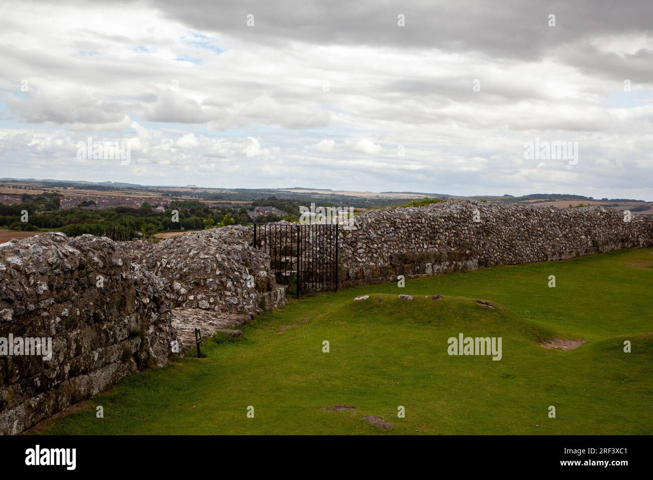 Old Sarum, der verlassene Ort der ersten Siedlung von Salisbury Stockfoto