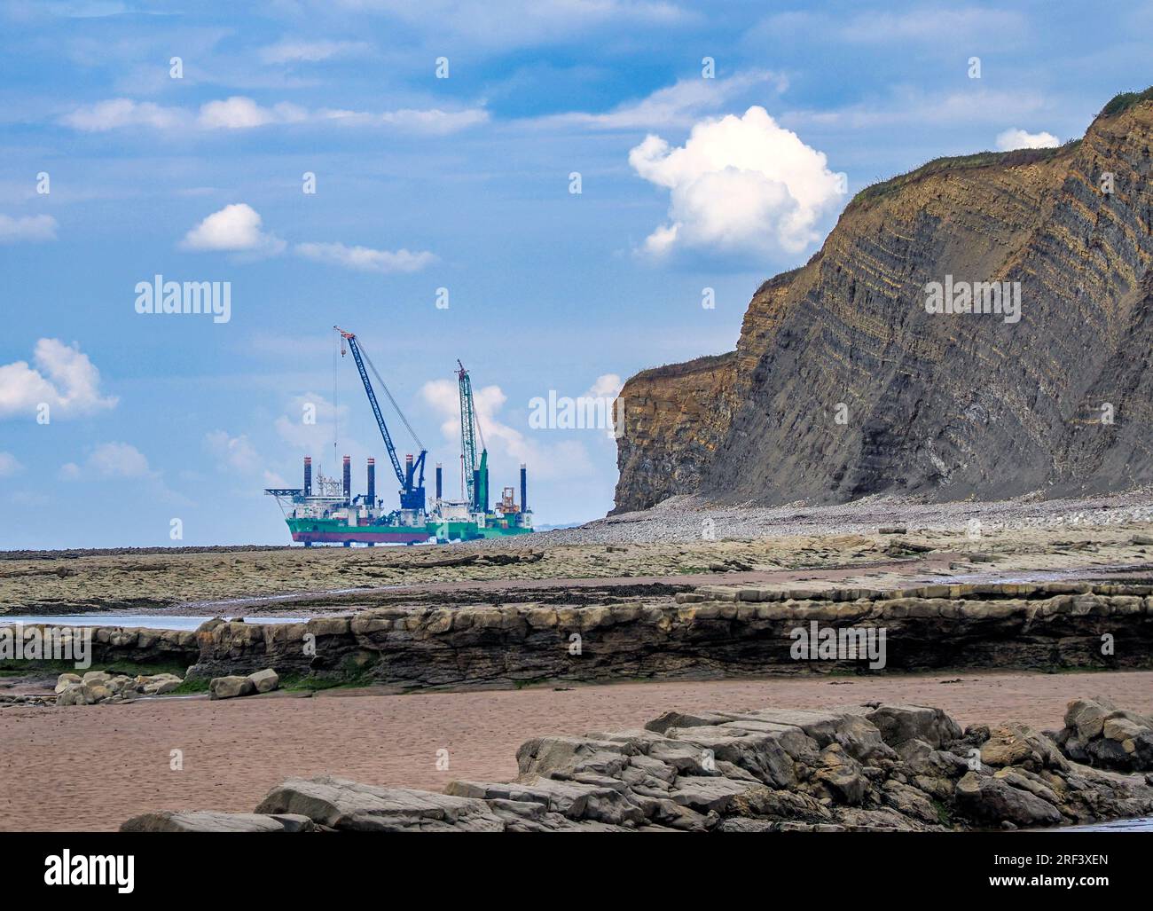 Plattform mit Kränen vor der Jurassic Coast von Somerset am Hinkley Point während des Baus eines HPC-Kernkraftwerks Stockfoto