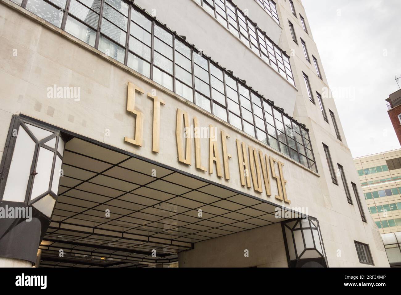 Eingang zu den markanten Art Deco St Olaf House, London Bridge Hospital, Hay's Wharf, Tooley Street, Southwark, London, UK Stockfoto