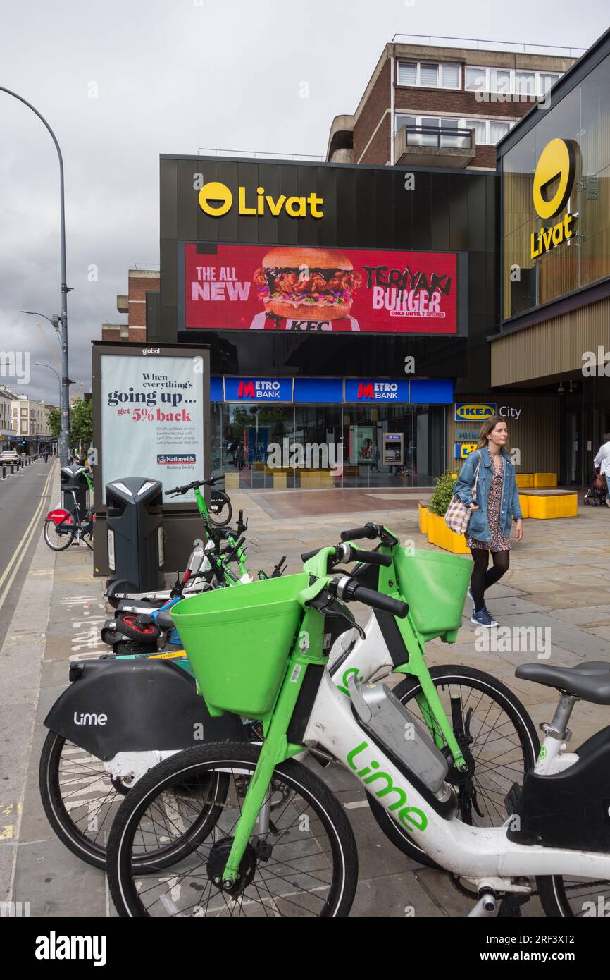 Ausrangierte Lime Bikes vor Livat Hammersmith, Kings Mall Shopping Centre, King Street, Hammersmith, West London, W6, England, Großbritannien Stockfoto