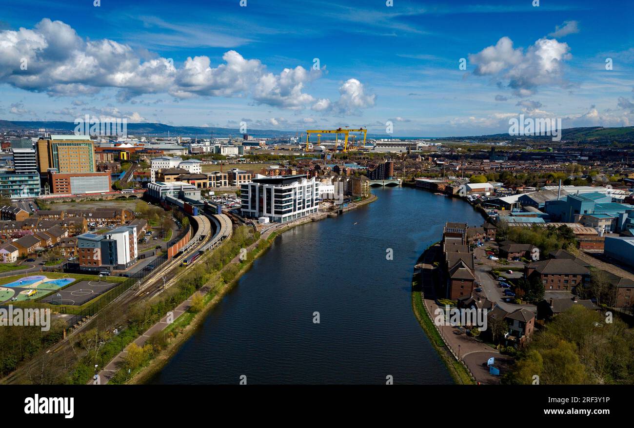 Luftaufnahme über den Fluss Lagan mit der Stadt im Hintergrund, Belfast, Nordirland Stockfoto