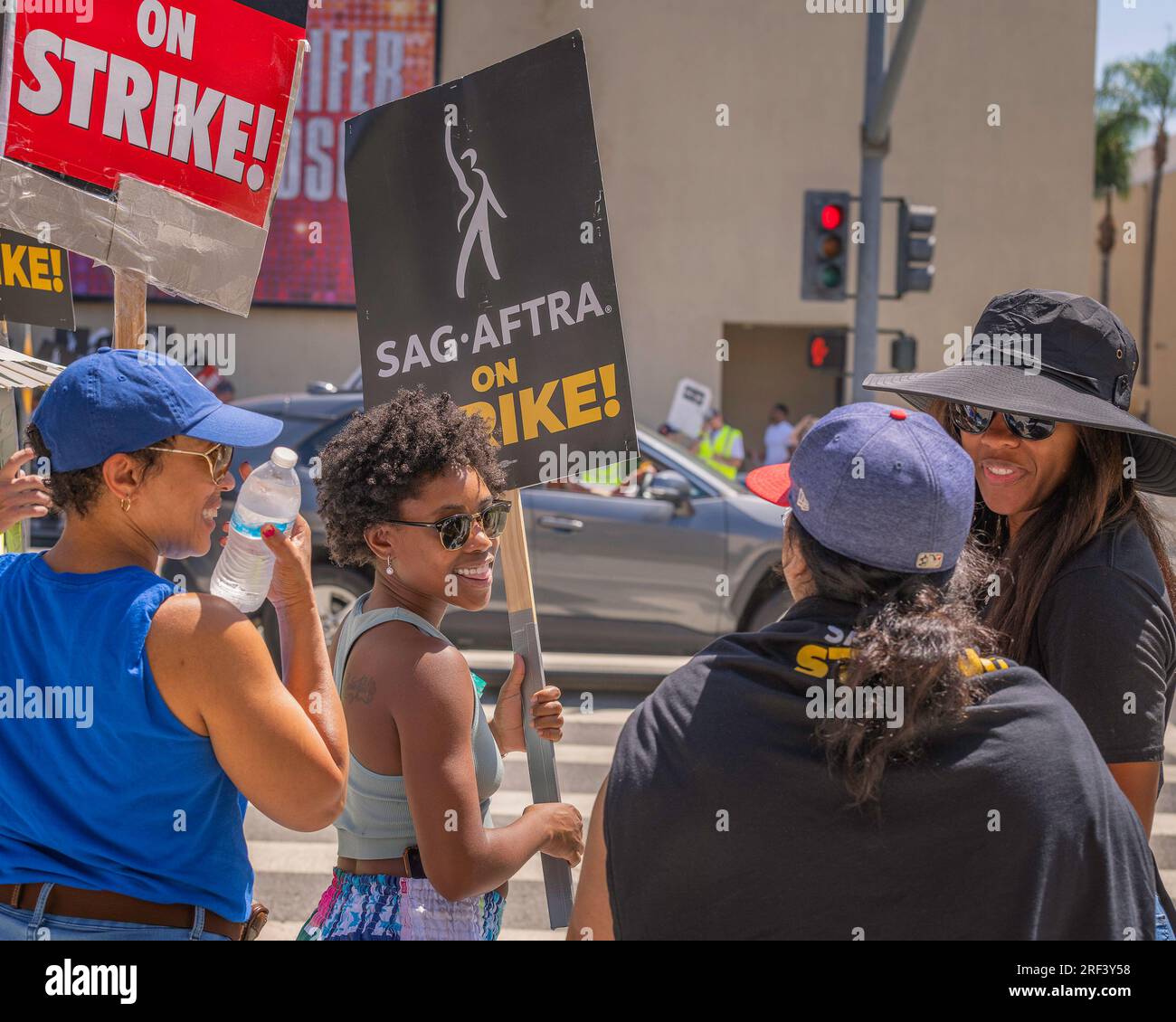 Burbank, Kalifornien, USA – 26. Juli 2023: Mitglieder der Schriftstellergilde von Amerika, der sag und der AFTRA-Gewerkschaften streiken vor dem Warner Brothers-Studio in Burbank, Kalifornien. Stockfoto