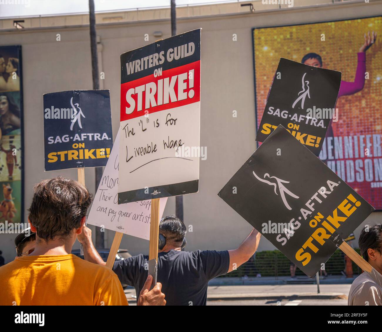 Burbank, Kalifornien, USA – 26. Juli 2023: Mitglieder der Schriftstellergilde von Amerika, der sag und der AFTRA-Gewerkschaften streiken vor dem Warner Brothers-Studio in Burbank, Kalifornien. Stockfoto