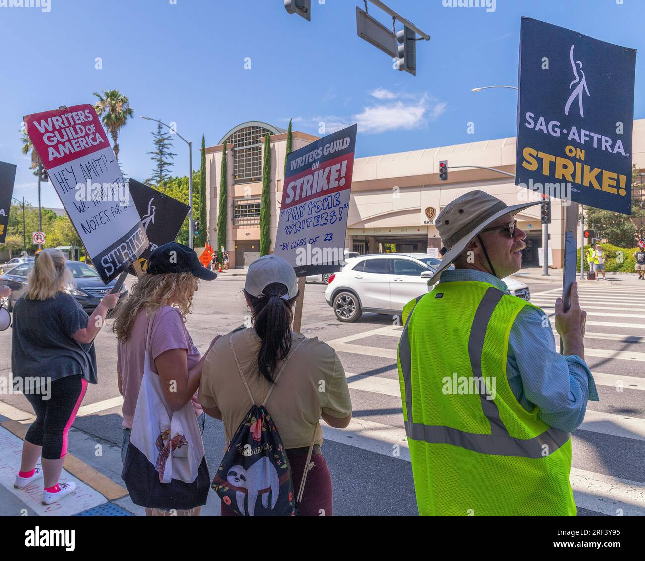 Burbank, Kalifornien, USA – 26. Juli 2023: Mitglieder der Schriftstellergilde von Amerika, der sag und der AFTRA-Gewerkschaften streiken vor dem Warner Brothers-Studio in Burbank, Kalifornien. Stockfoto